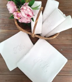 Nappe monogrammée ancienne et 8 serviettes de table