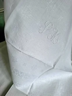 Nappe monogrammée ancienne et 8 serviettes de table