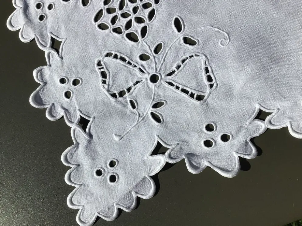Nappe monogramme LF carrée broderie anglaise