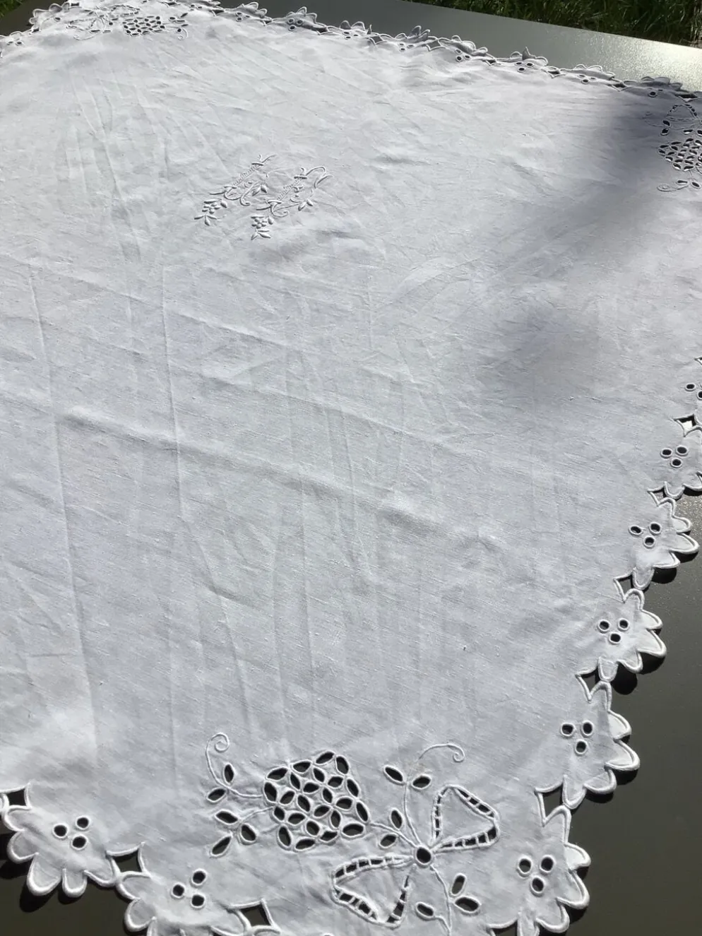 Nappe monogramme LF carrée broderie anglaise