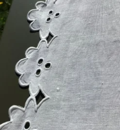 Nappe monogramme LF carrée broderie anglaise