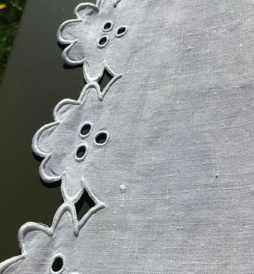 Nappe monogramme LF carrée broderie anglaise