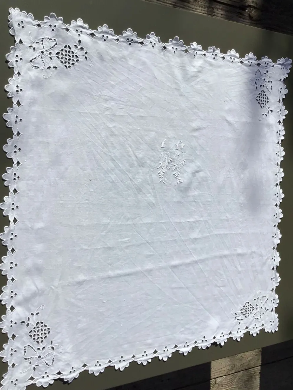 Nappe monogramme LF carrée broderie anglaise