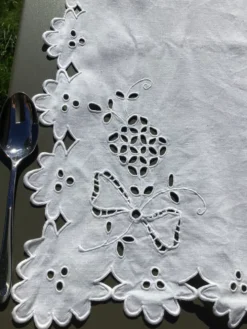 Nappe monogramme LF carrée broderie anglaise