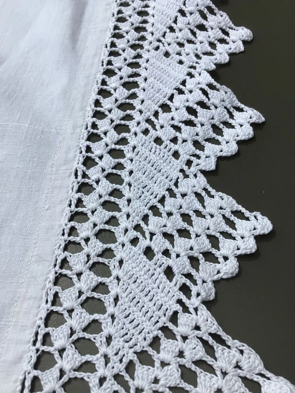 Nappe métis bord crocheté main 84cm x 91cm