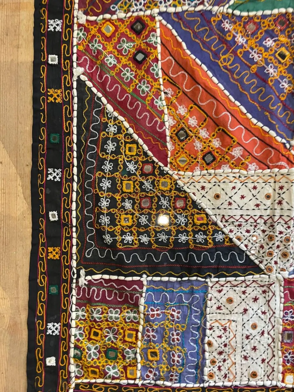 Nappe orientale à miroir et broderie