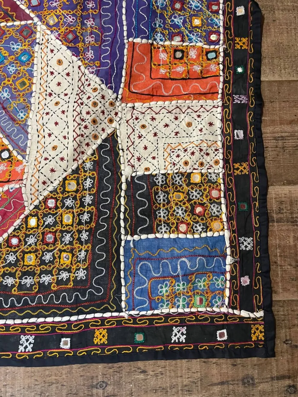 Nappe orientale à miroir et broderie