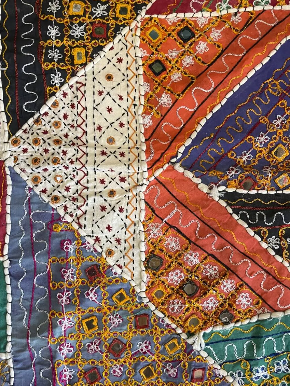 Nappe orientale à miroir et broderie