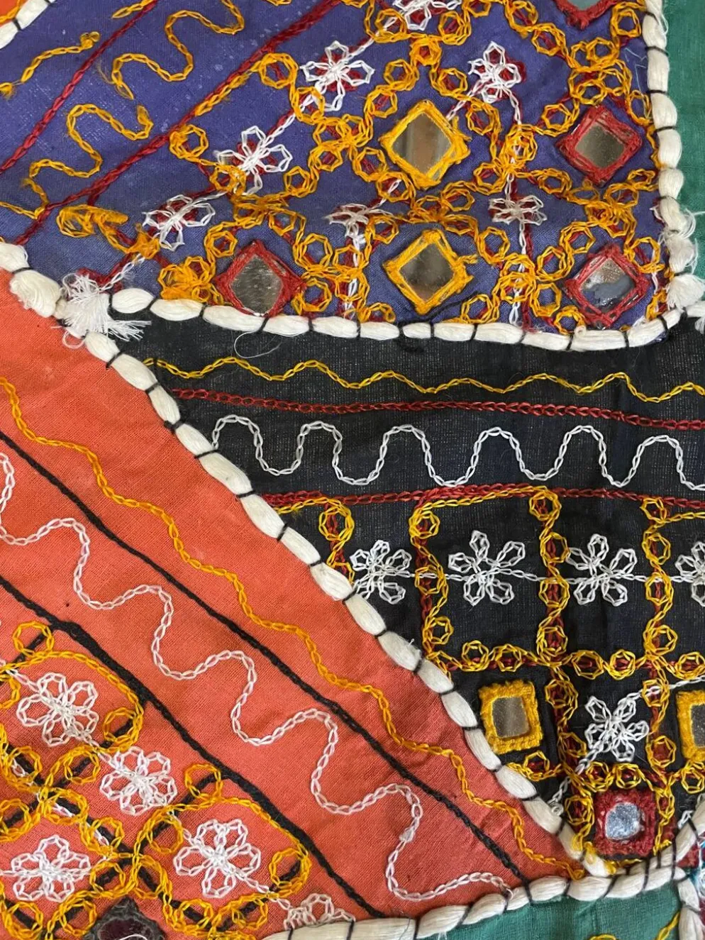 Nappe orientale à miroir et broderie