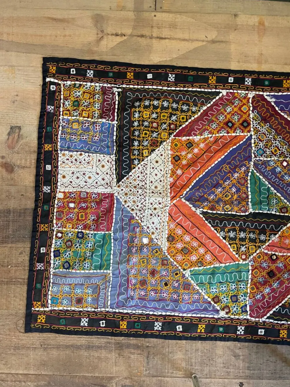 Nappe orientale à miroir et broderie