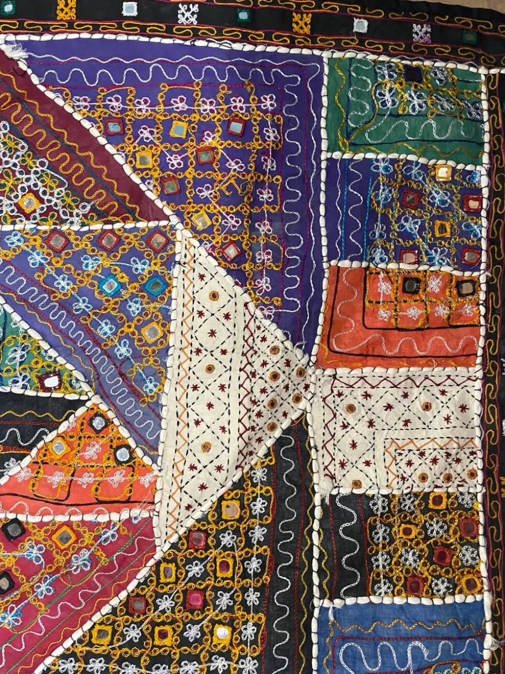 Nappe orientale à miroir et broderie