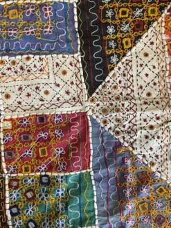 Nappe orientale à miroir et broderie