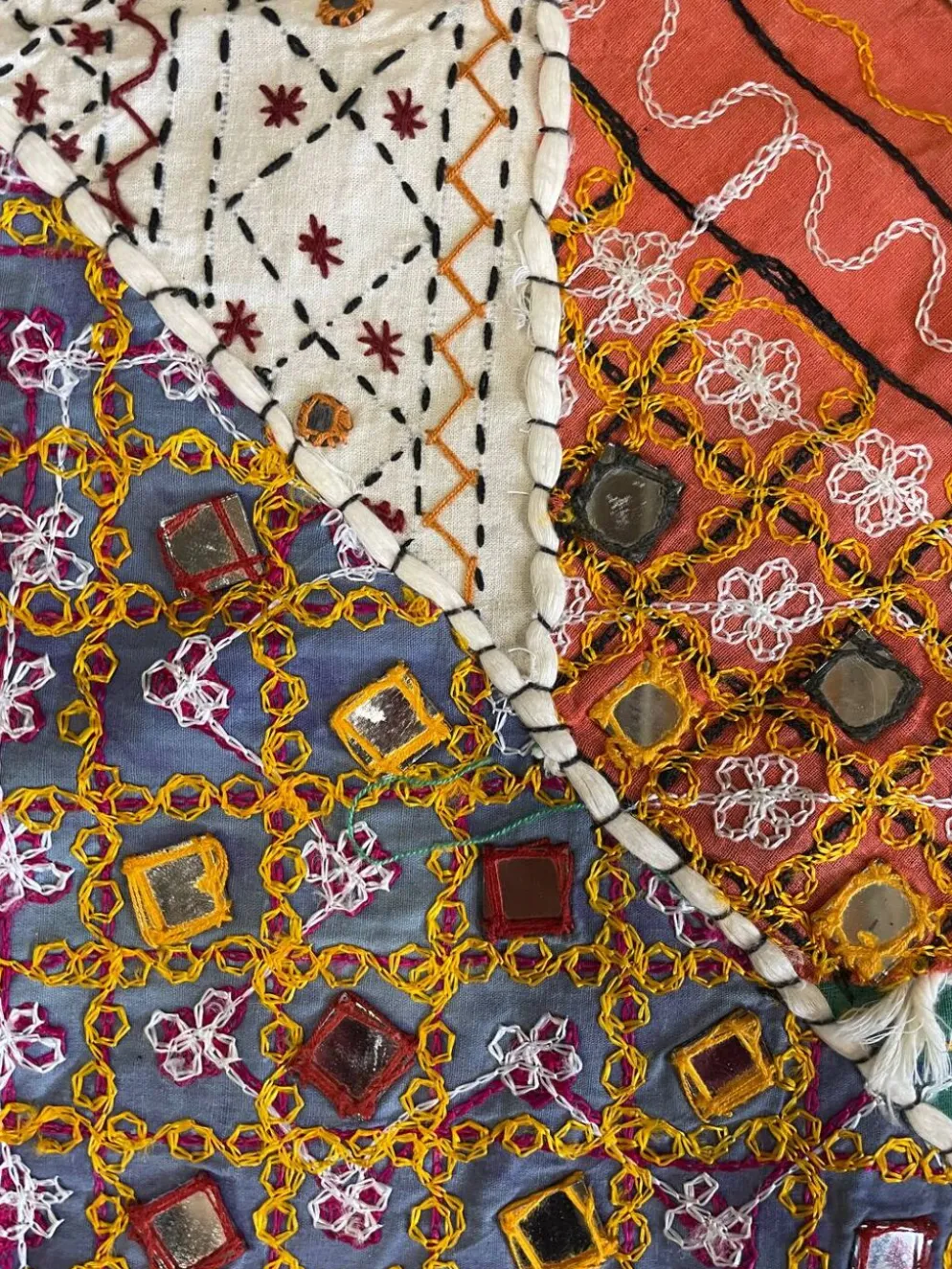 Nappe orientale à miroir et broderie