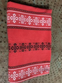 Nappe rectangulaire, linge de maison basque en coton rouge broderies noires et blanches, vintage