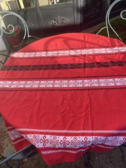Nappe rectangulaire, linge de maison basque en coton rouge broderies noires et blanches, vintage