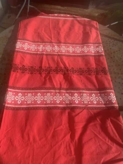 Nappe rectangulaire, linge de maison basque en coton rouge broderies noires et blanches, vintage