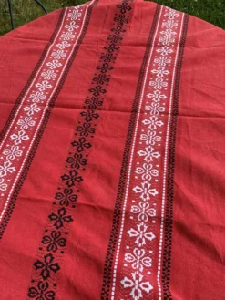 Nappe rectangulaire, linge de maison basque en coton rouge broderies noires et blanches, vintage