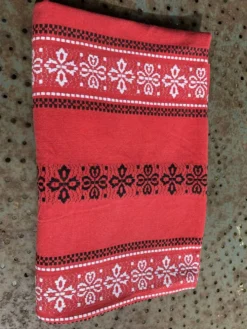 Nappe rectangulaire, linge de maison basque en coton rouge broderies noires et blanches, vintage