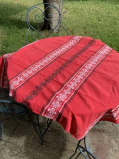 Nappe rectangulaire, linge de maison basque en coton rouge broderies noires et blanches, vintage