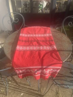 Nappe rectangulaire, linge de maison basque en coton rouge broderies noires et blanches, vintage