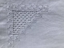 Nappe rectangulaire motif ajouré brodé