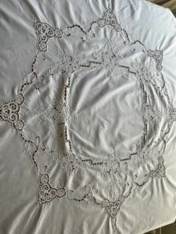 Nappe ronde en coton brodé