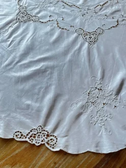 Nappe ronde en coton brodé