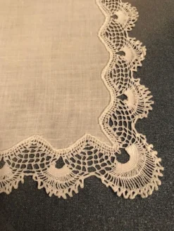 Napperon mouchoir en percale et dentelle fait main