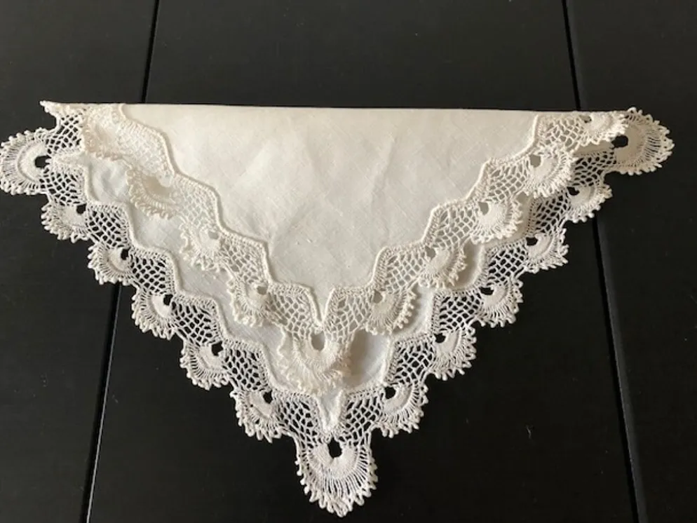 Napperon mouchoir en percale et dentelle fait main