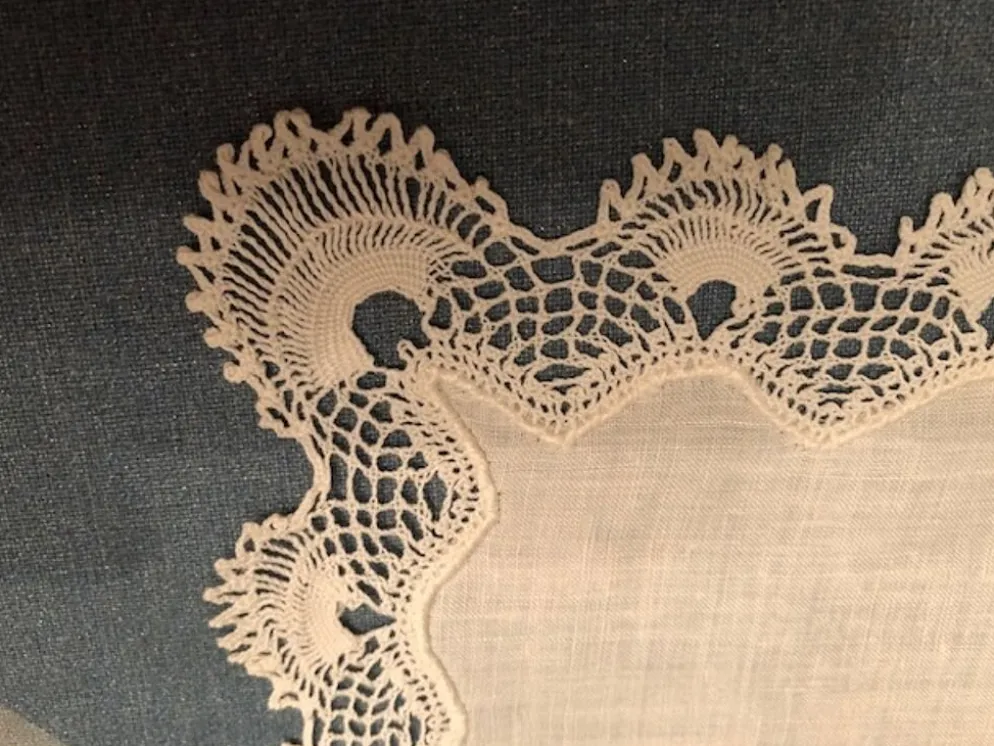 Napperon mouchoir en percale et dentelle fait main