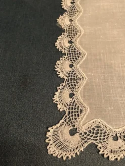 Napperon mouchoir en percale et dentelle fait main