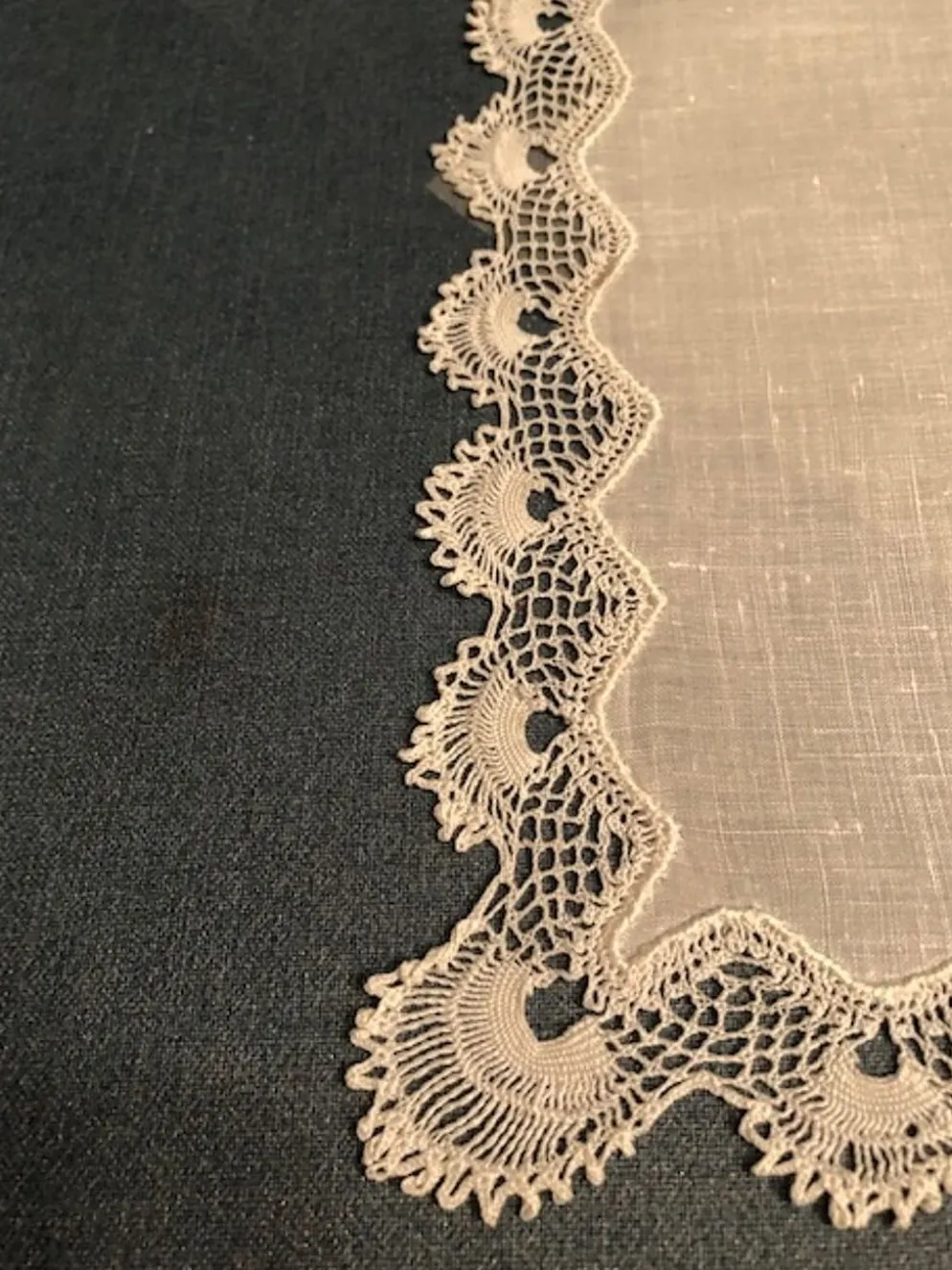 Napperon mouchoir en percale et dentelle fait main