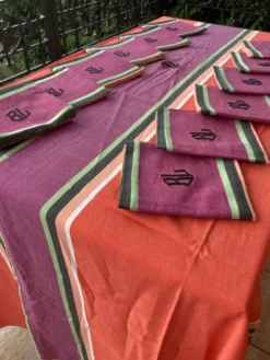 Nappes et serviettes à rayures colorées