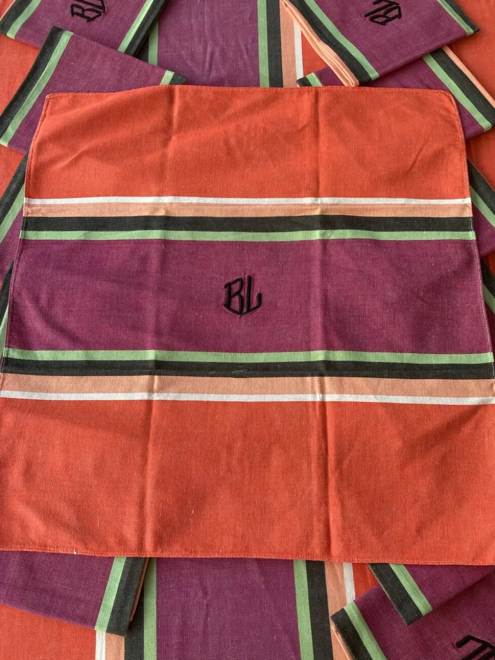 Nappes et serviettes à rayures colorées