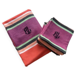 Nappes et serviettes à rayures colorées