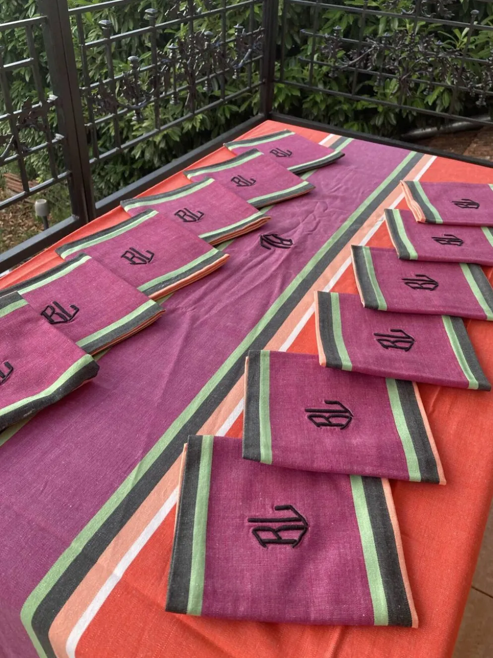 Nappes et serviettes à rayures colorées