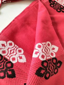 Nappe vintage graphique rouge et 8 serviettes assorties