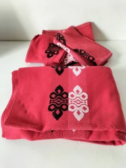 Nappe vintage graphique rouge et 8 serviettes assorties