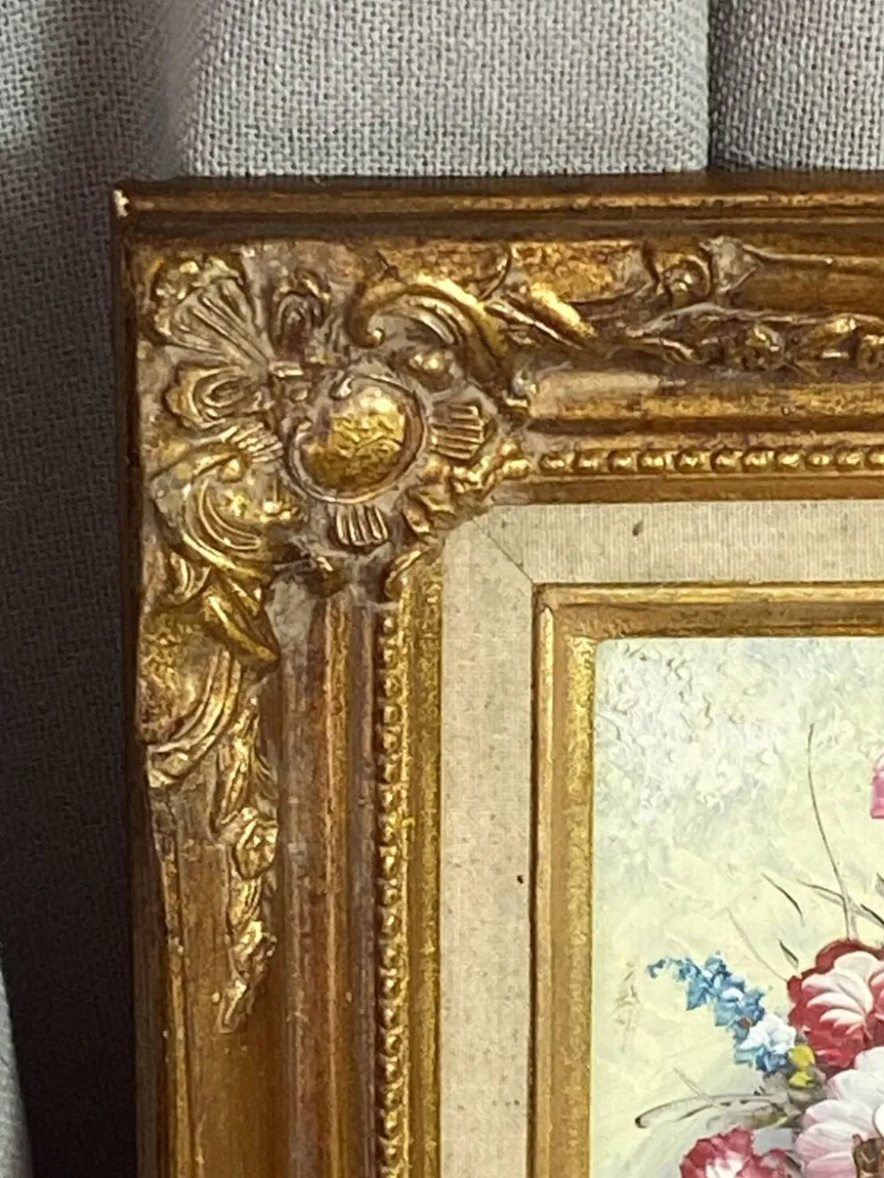 Nature morte, peinture sur isorel, encadrement en bois et stuc