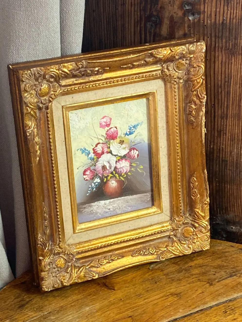 Nature morte, peinture sur isorel, encadrement en bois et stuc