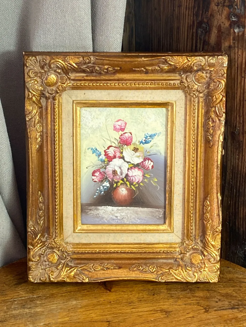 Nature morte, peinture sur isorel, encadrement en bois et stuc