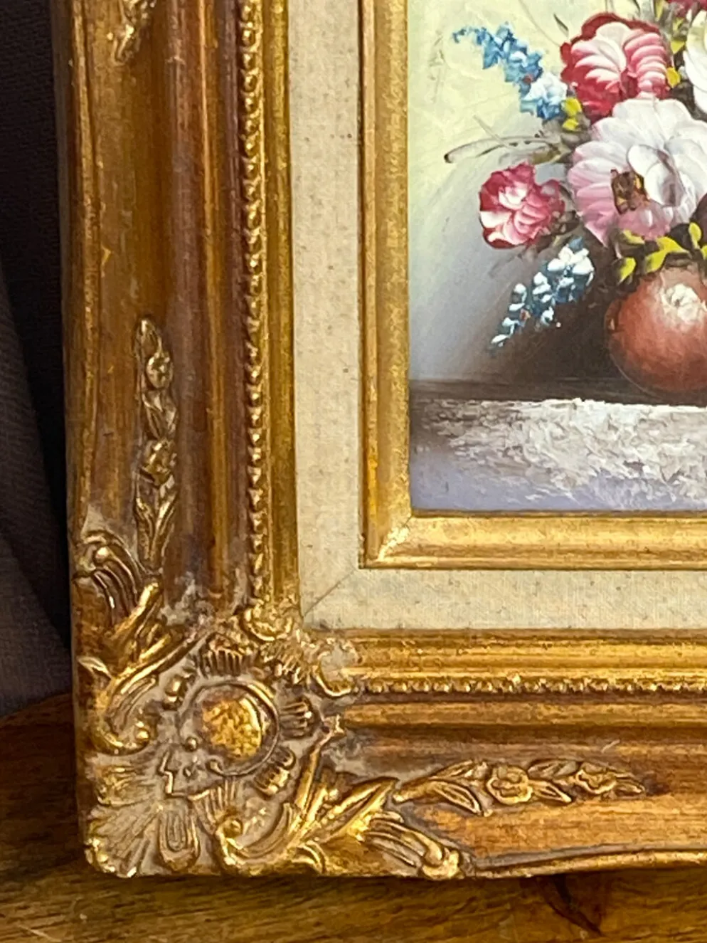 Nature morte, peinture sur isorel, encadrement en bois et stuc