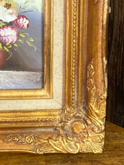 Nature morte, peinture sur isorel, encadrement en bois et stuc