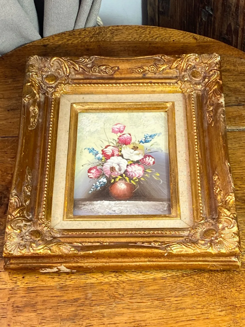 Nature morte, peinture sur isorel, encadrement en bois et stuc