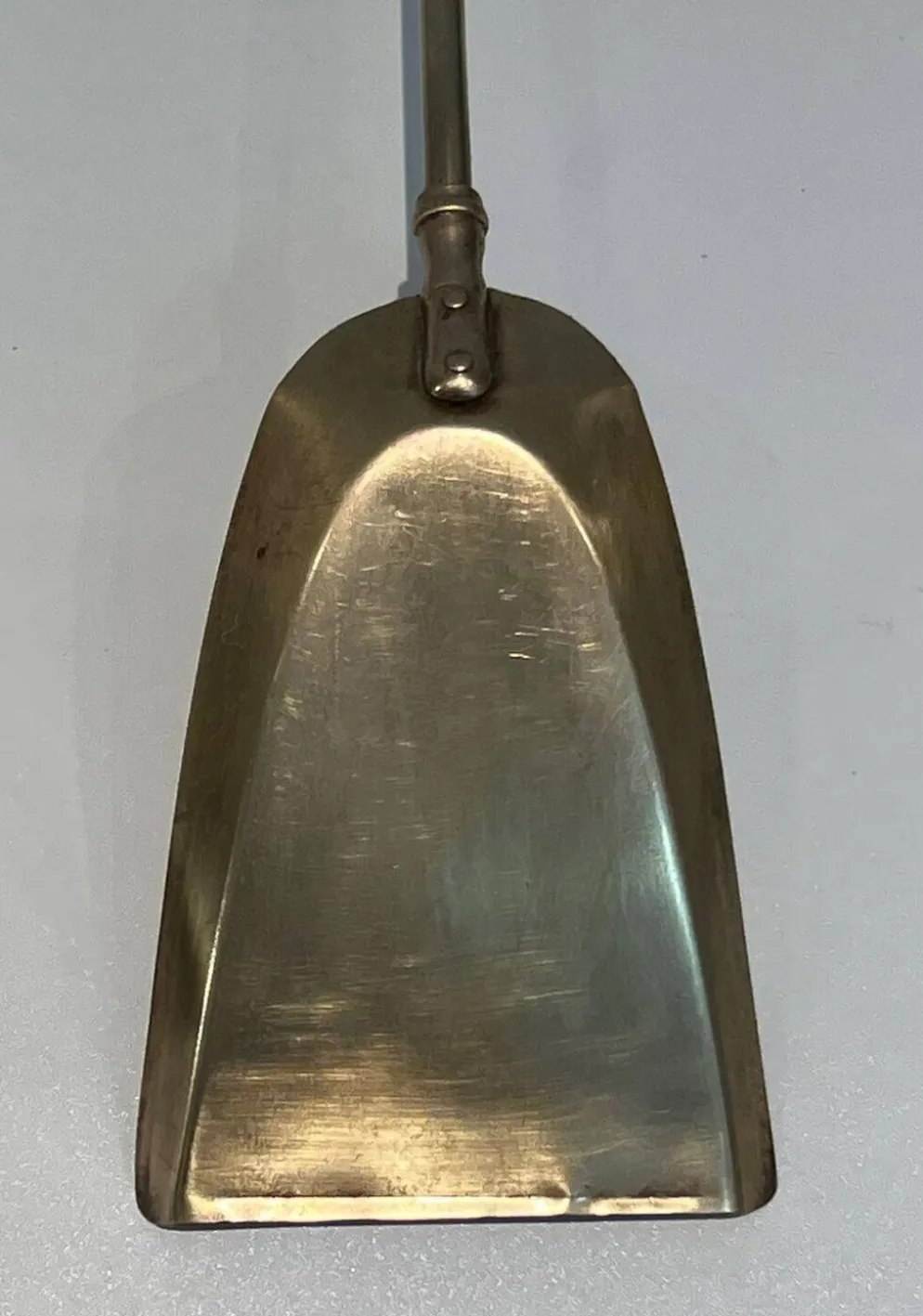 Nécessaire de cheminée de style néoclassique en laiton modèle ananas