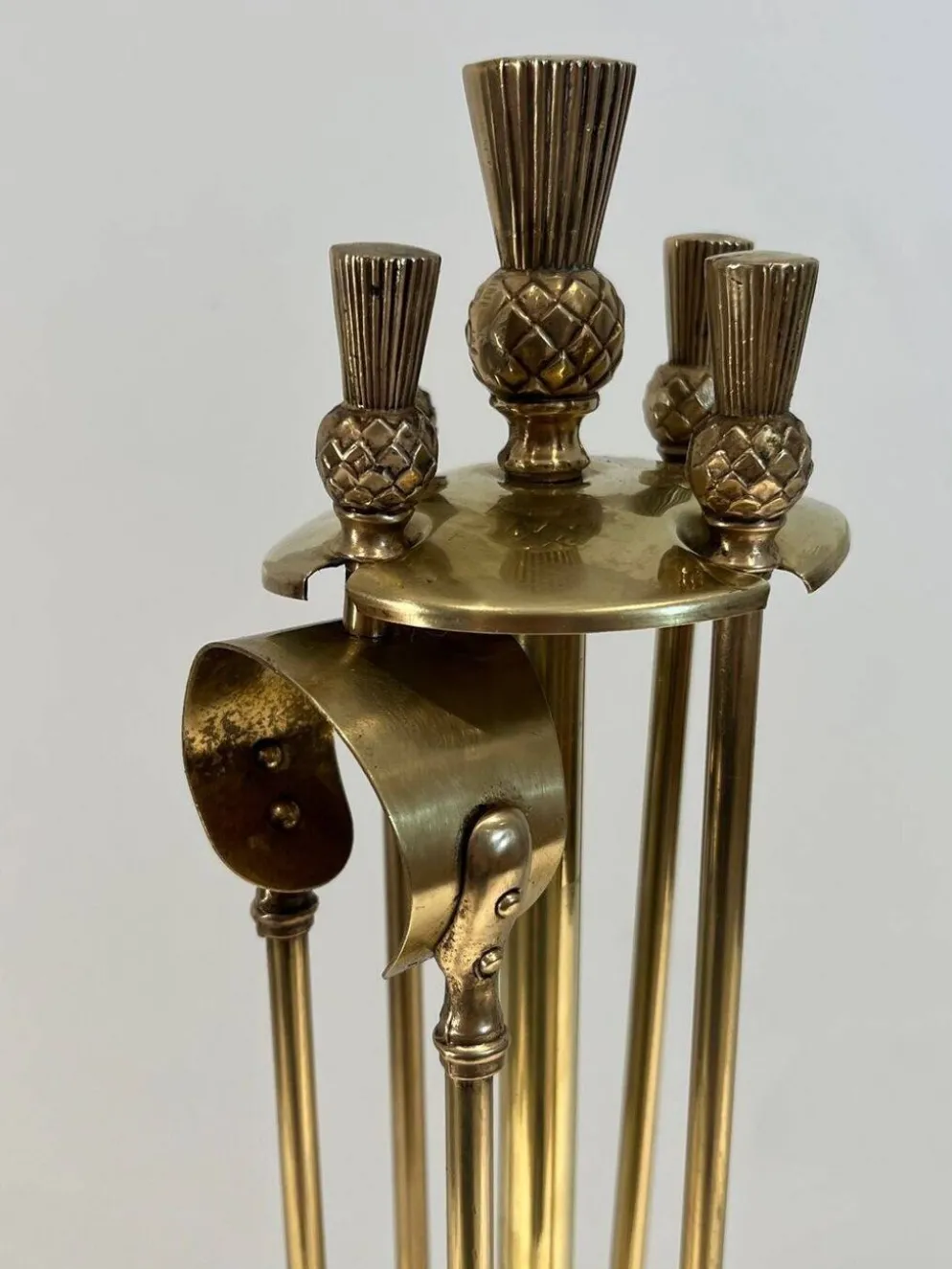Nécessaire de cheminée de style néoclassique en laiton modèle ananas