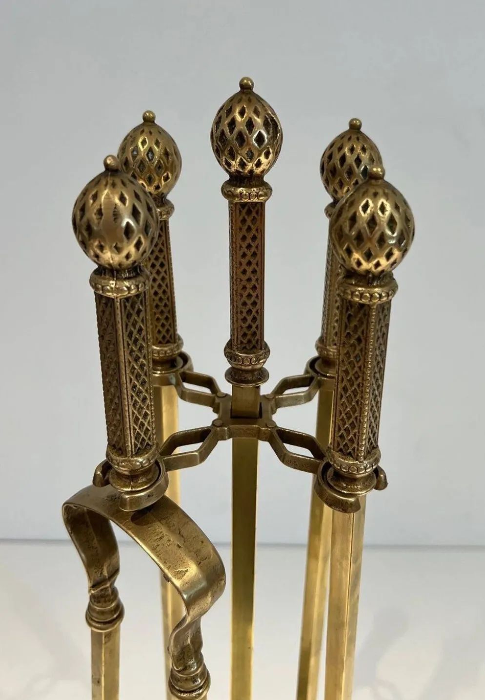 Nécessaire de cheminée de style néoclassique en bronze et laiton ciselé