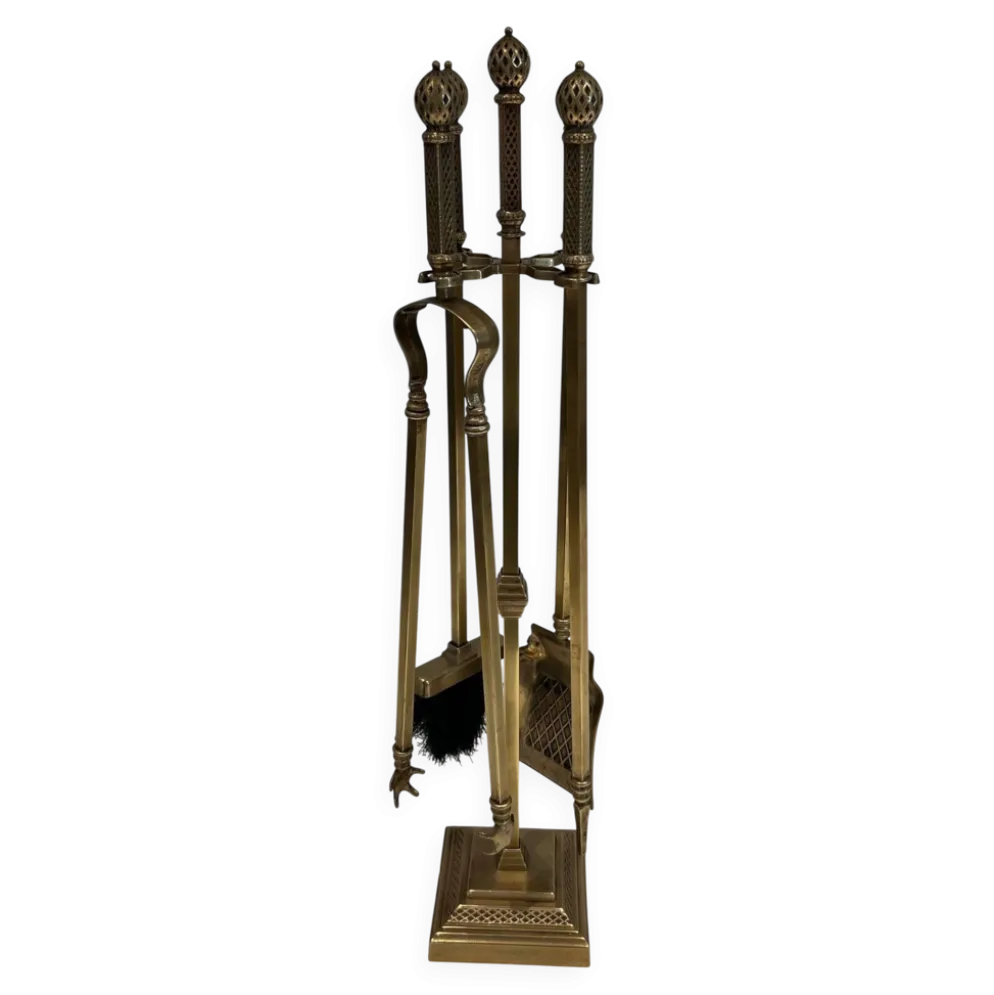 Nécessaire de cheminée de style néoclassique en bronze et laiton ciselé