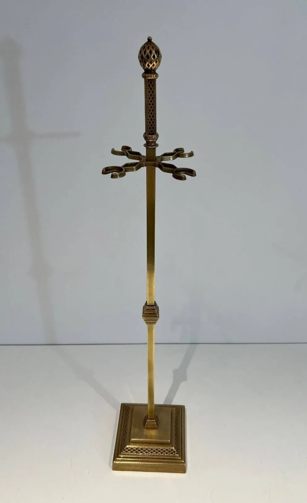 Nécessaire de cheminée de style néoclassique en bronze et laiton ciselé