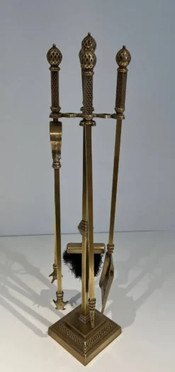Nécessaire de cheminée de style néoclassique en bronze et laiton ciselé